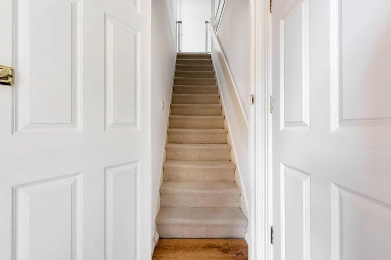 The Bluebird - One Bedroom Apartment In Watford วัตฟอร์ด ภายนอก รูปภาพ
