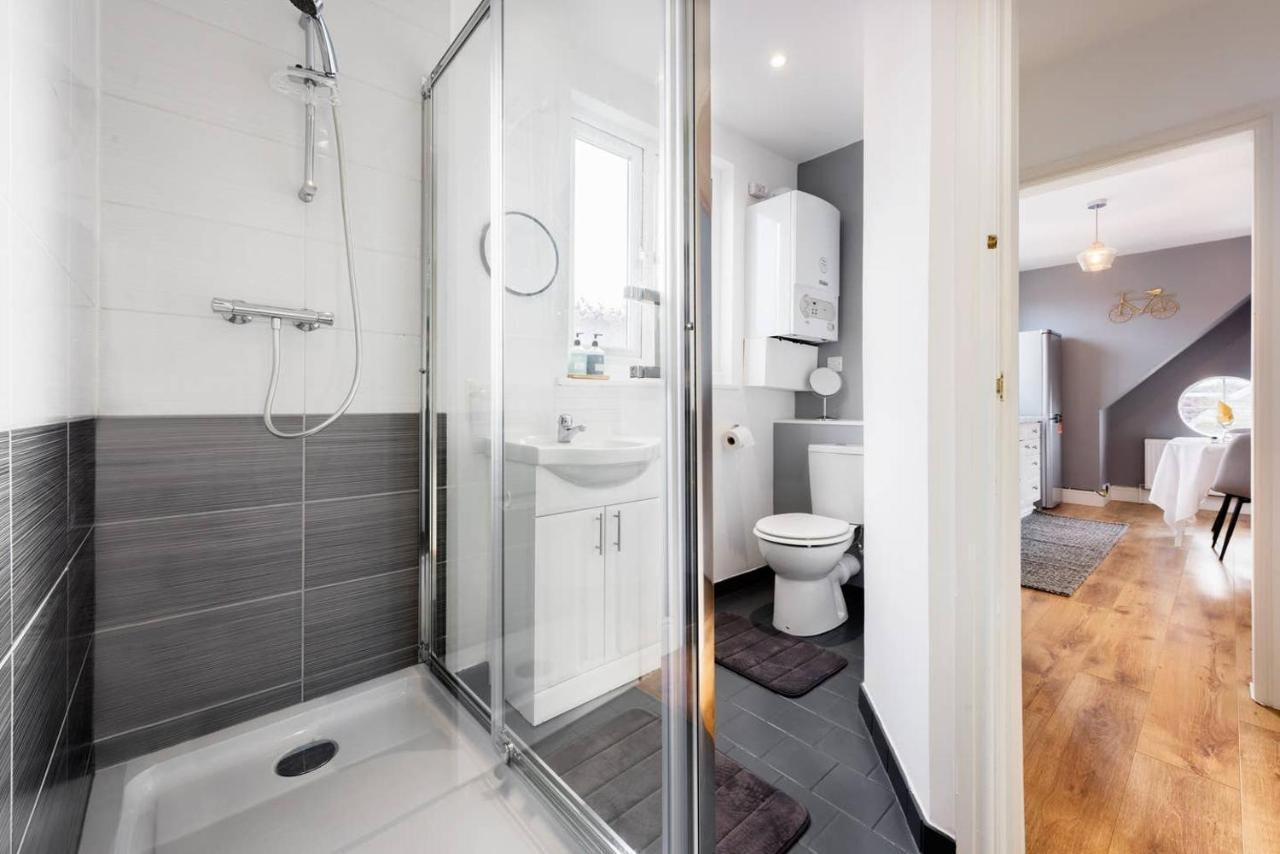The Bluebird - One Bedroom Apartment In Watford วัตฟอร์ด ภายนอก รูปภาพ